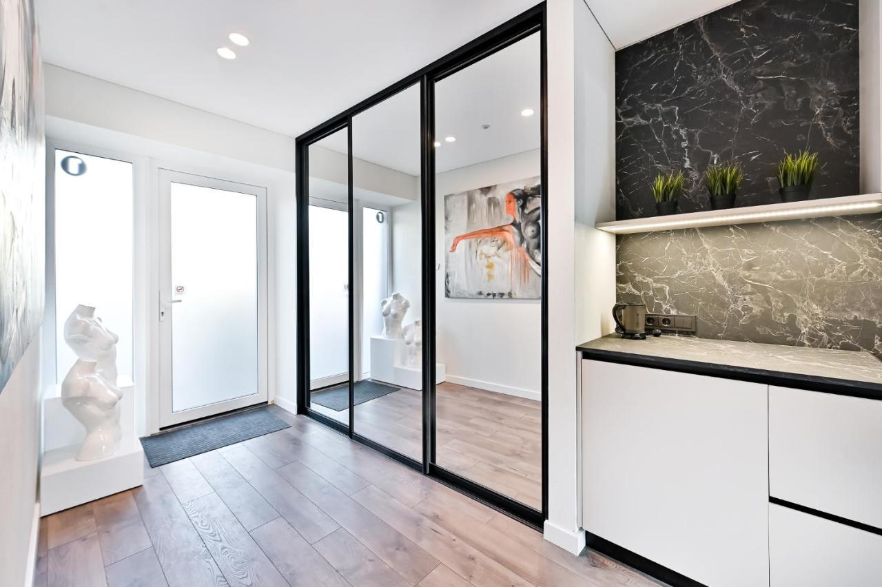Jacuzzi Cinema Loft Apartment คอนัส ภายนอก รูปภาพ