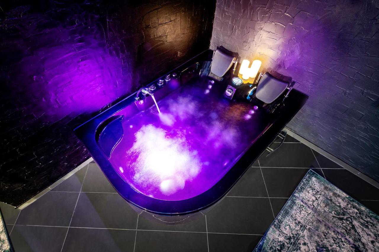Jacuzzi Cinema Loft Apartment คอนัส ภายนอก รูปภาพ