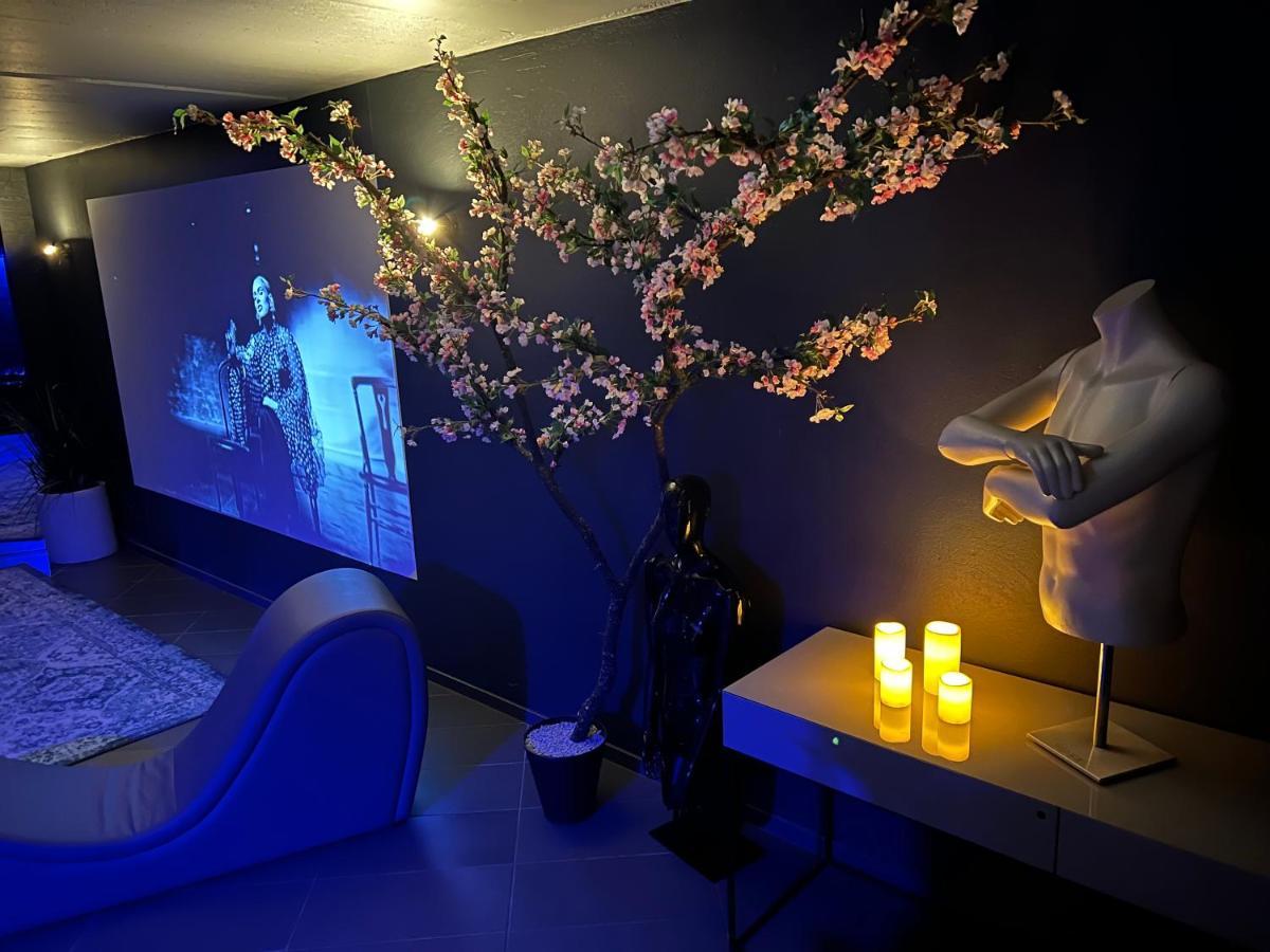 Jacuzzi Cinema Loft Apartment คอนัส ภายนอก รูปภาพ